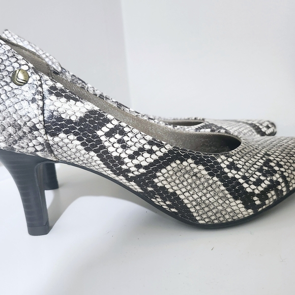 Life Stride Snakeskin Patterned Women's Heels - Picture 4 of 10
